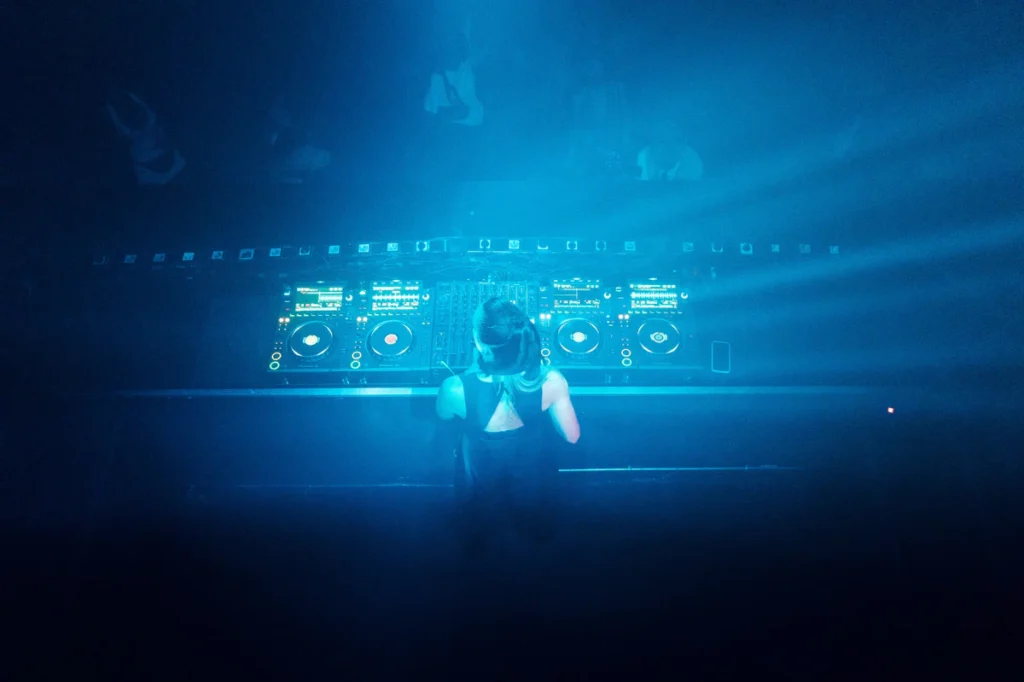 Andrømeda at the decks under the club's stage lighting